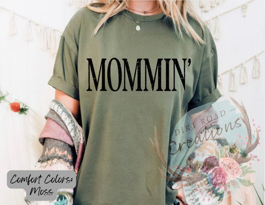 Mommin’ graphic tee