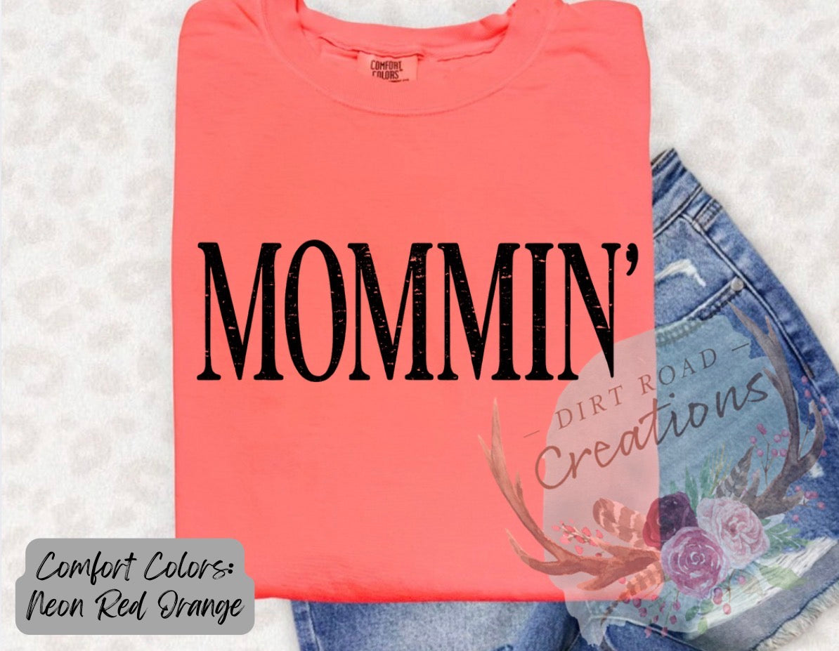 Mommin’ graphic tee