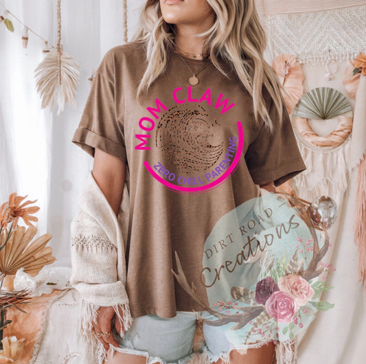 Mom claw graphic tee