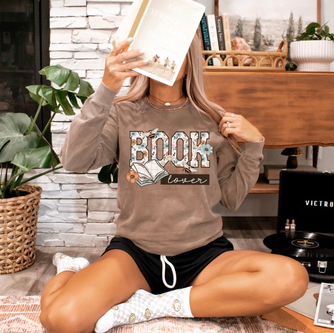 Book lover graphic tee